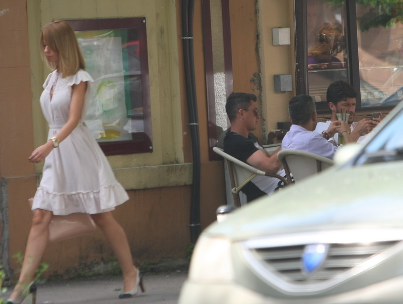 O domnisoara a trecut pe langa masa stelistilor