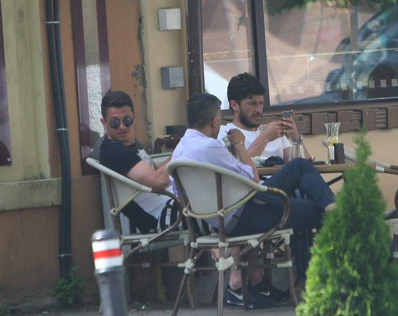 Prepelita nu a rezistat tentatiei si si-a intors privirea spre fata care a trecut pe langa masa la care se afla