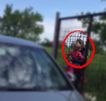 Elena a incercat sa-si linisteasca fetita intr-un colt al curtii