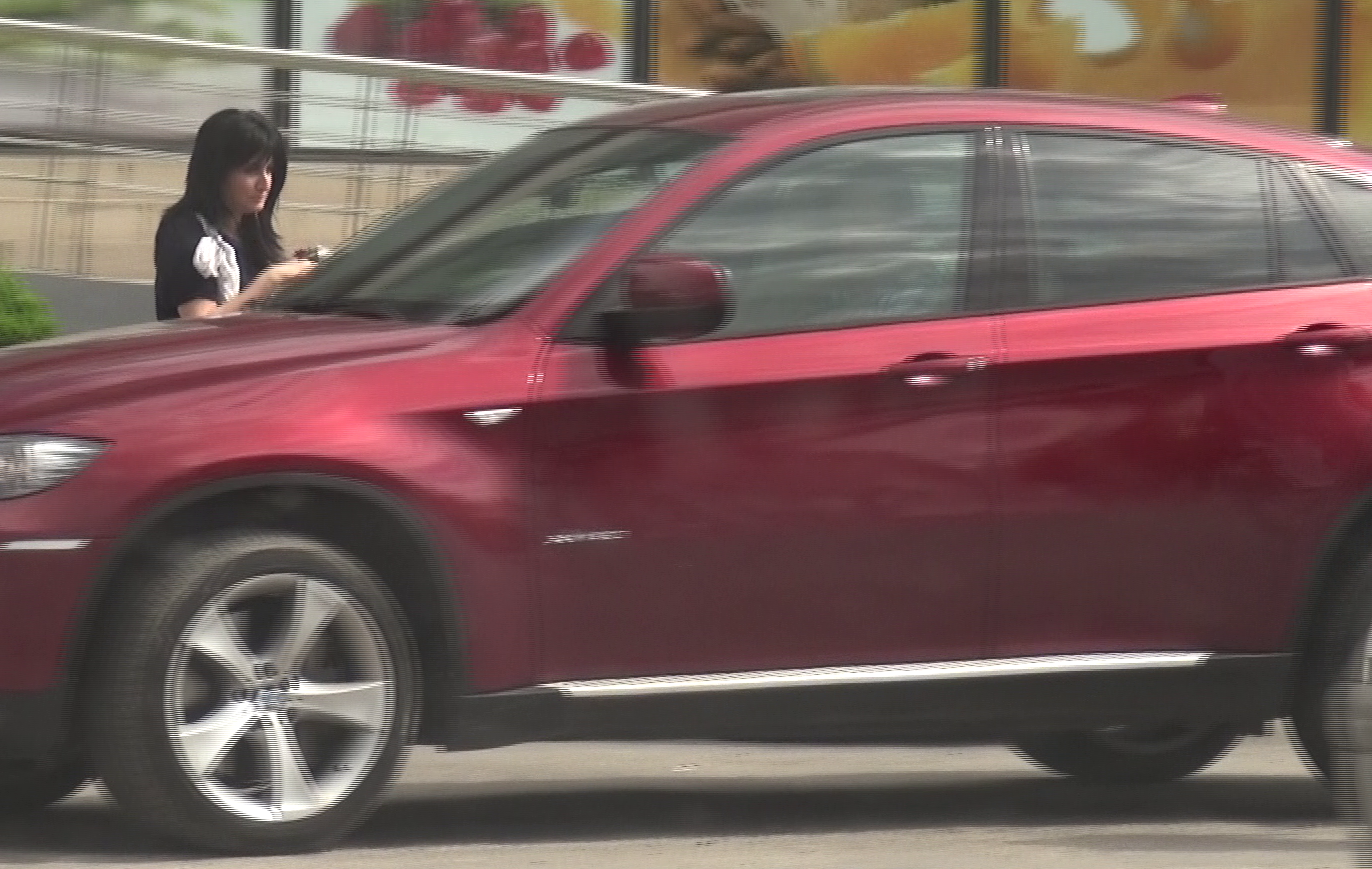 Sotia lui Gigi Becali a fost asteptata de sofer. Femeia s-a urcat pe scaunul din dreapta