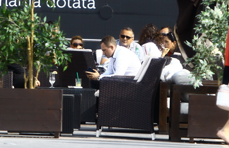 Ionescu s-a asezat pe terasa si l-a asteapt pe asociatul sau