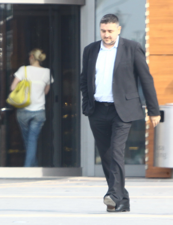 Adrian Zamfir se indreapta spre terasa la care are loc intalnirea cu Alin Ionescu