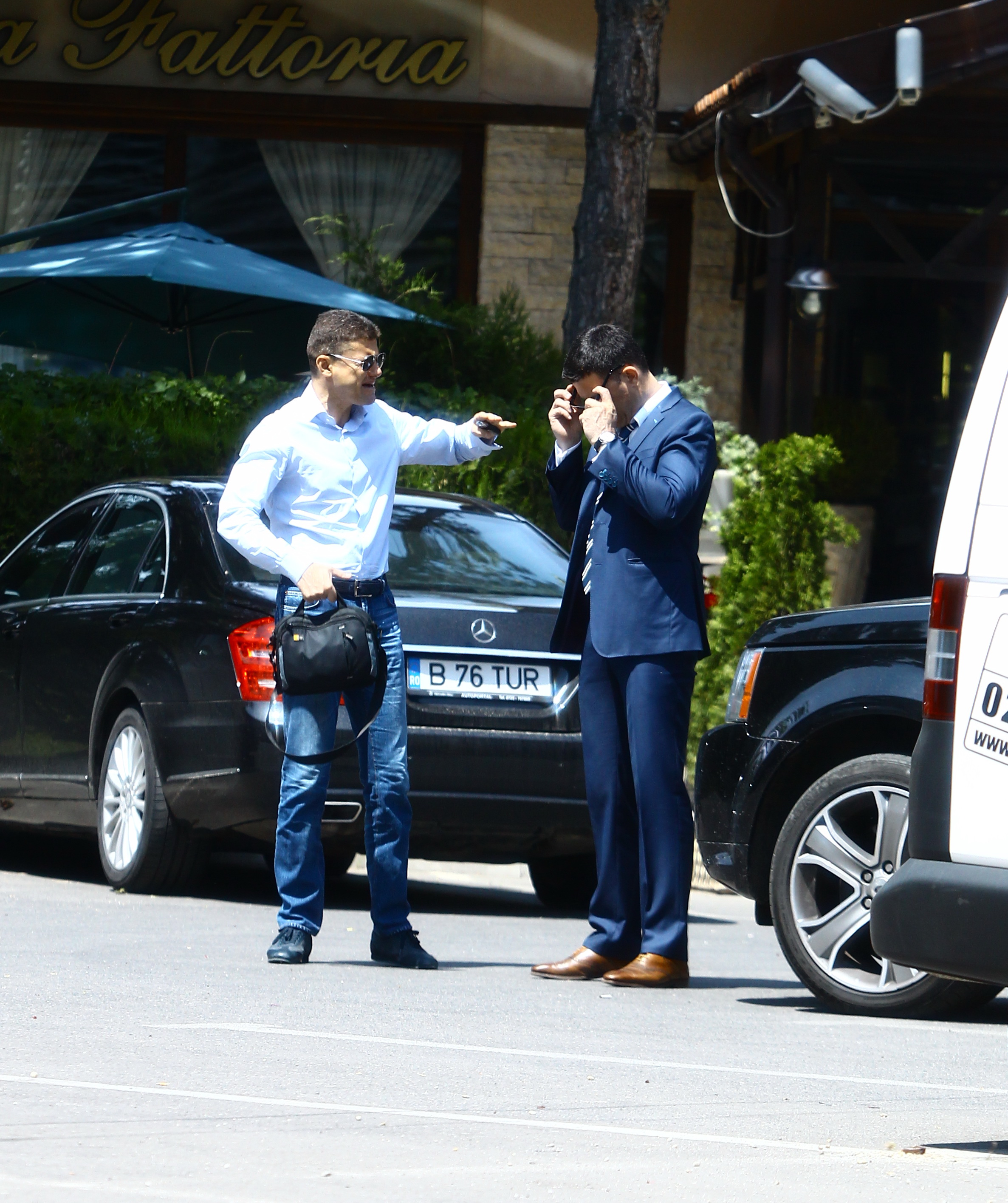 Boureanu pare sa-i explice ceva fostului lui coleg de partid