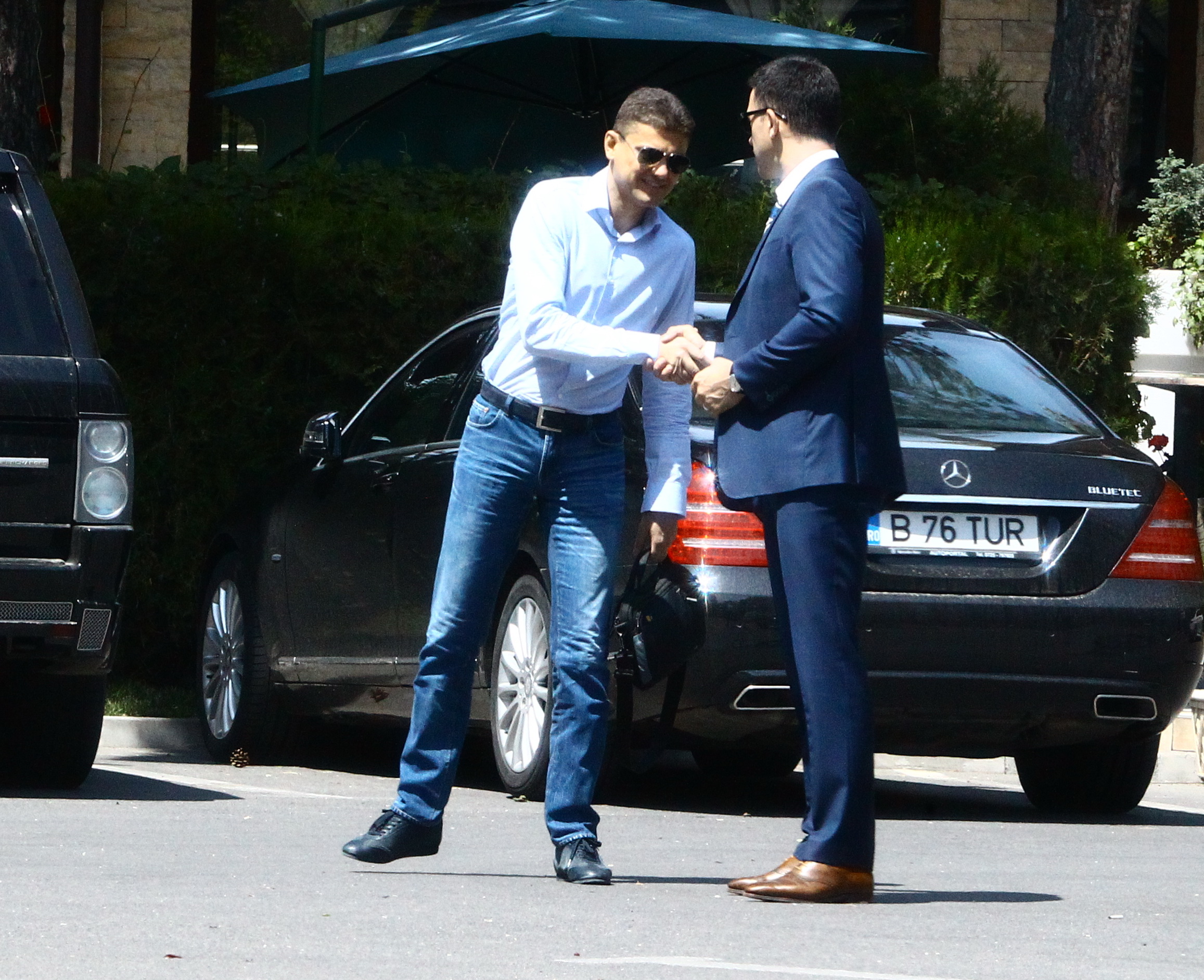 Intr-un sfarsit, cei doi si-au dat mana si s-au despartit