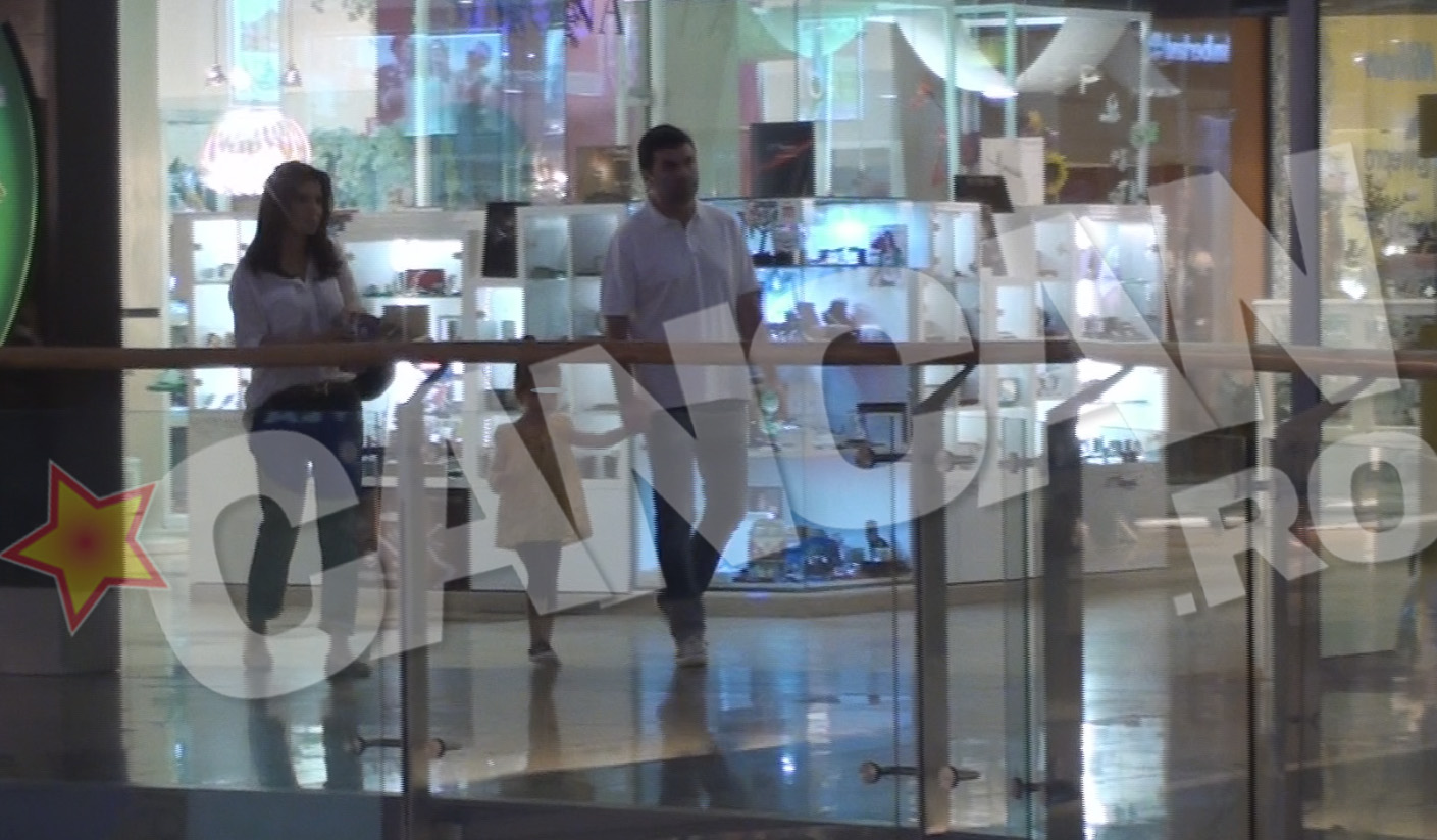 Simona si sotul ei si-au scos fetita la plimbare