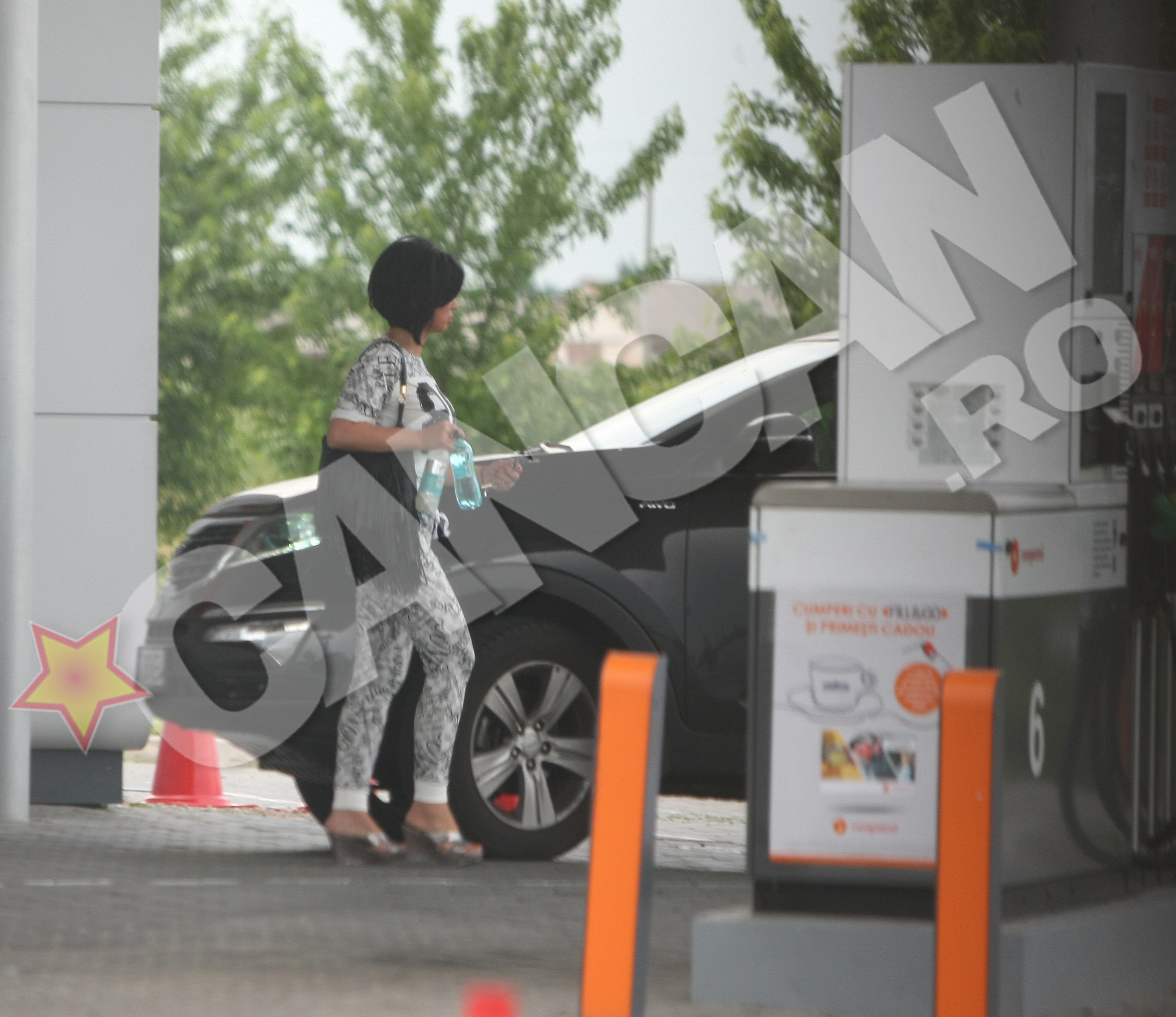 Bruneta are grija sa se hidrateze