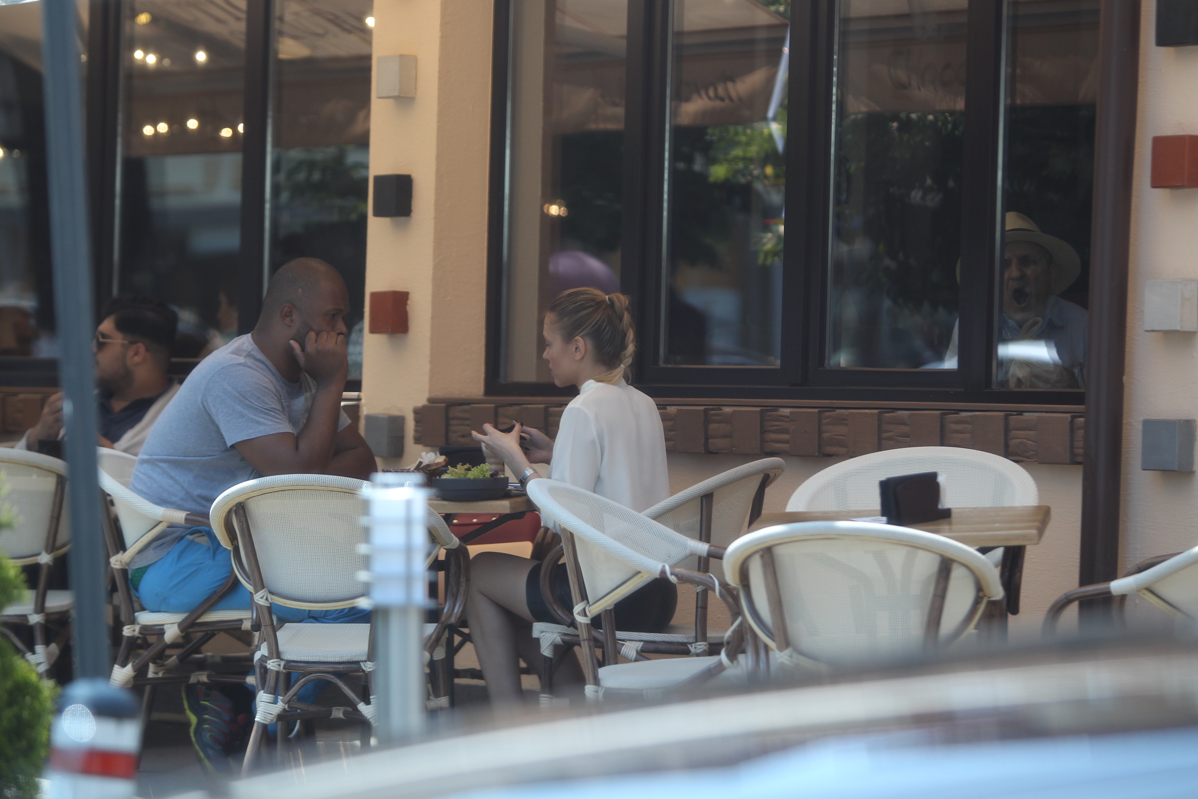 Andreea si Cabral au stat foarte seriosi, la masa