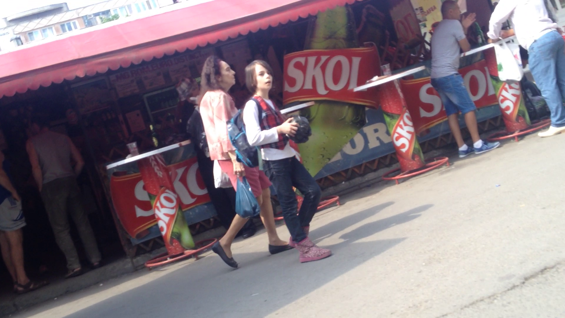 Adriana si Eliza Ilieascu au facut piata imediat ce micuta a terminat scoala