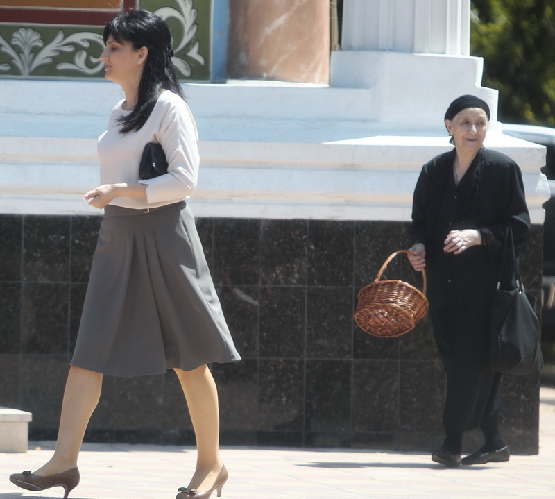 Sotia si mama lui Gigi Becali si-au incheiat misiunea la biserica si se pregatesc de plecare