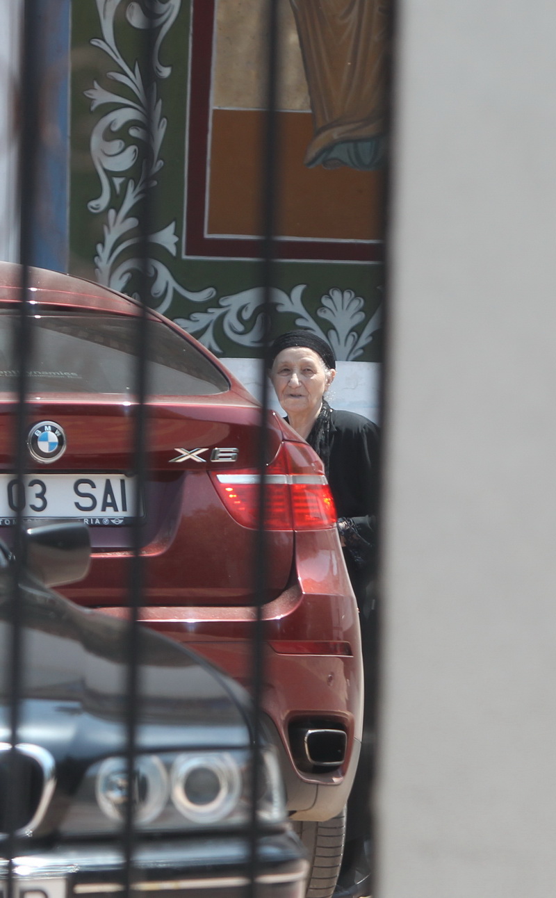 Mama lui Gigi Becali urca in masina