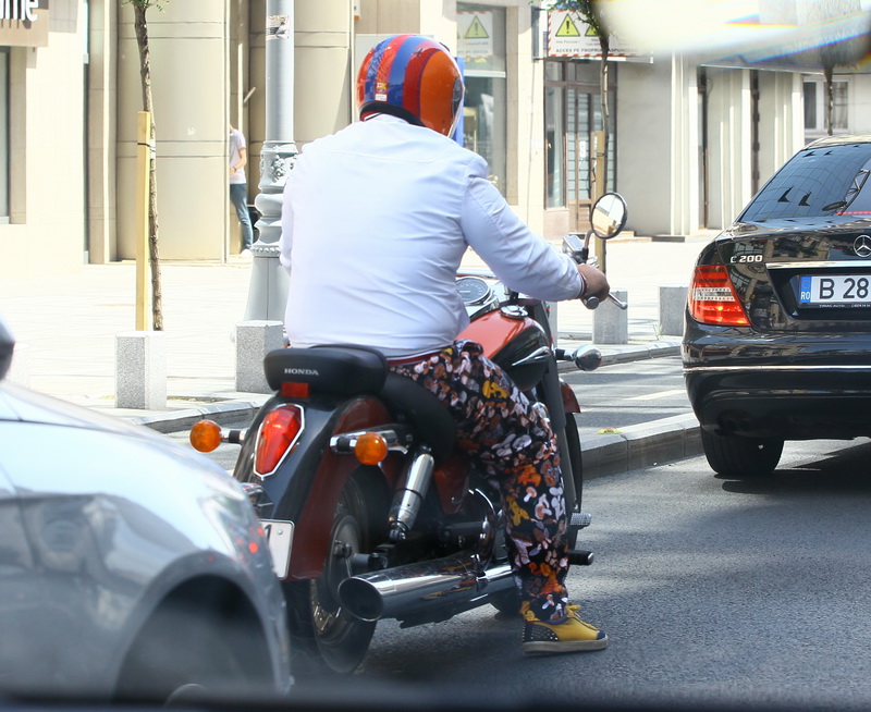 Nutu a asteptat la semafor si nu a depasit coloana de masini