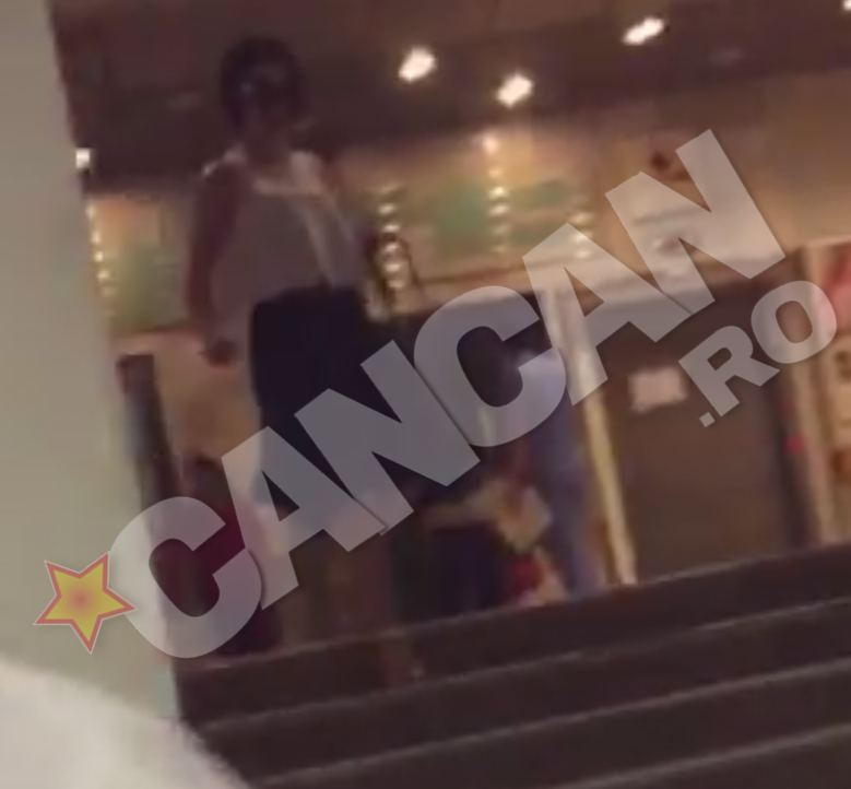 Adelina isi mascheaza tristetea sub o pereche de ochelari