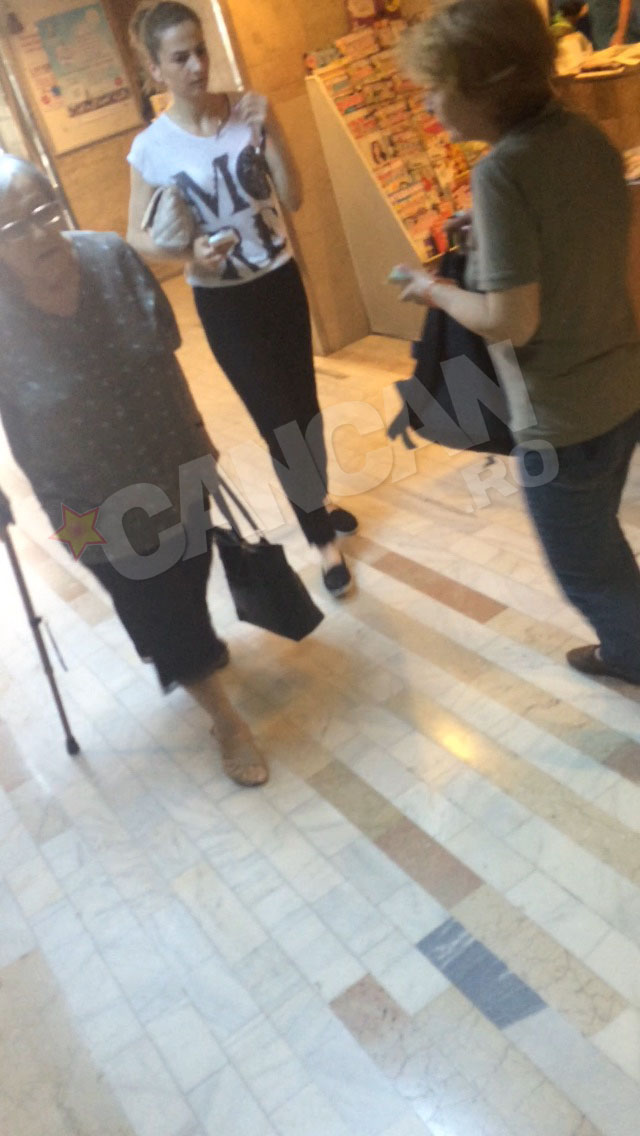 Mama artistului se sprijina in baston