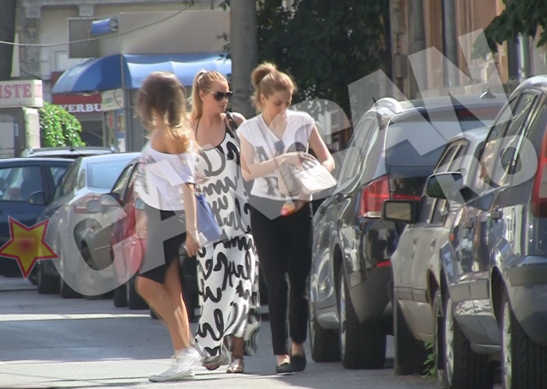 Minela, Aela si Eliza ajung in zona parcului Cismigiu