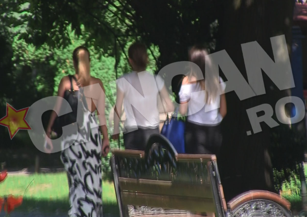 Fetele fac o plimbare scrurta prin parc