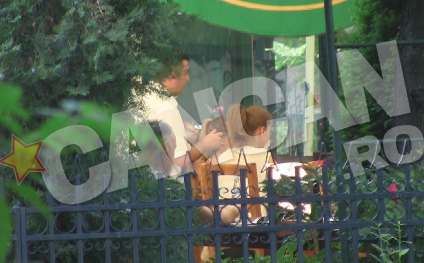 Tinerele au comandat ceva de mancare