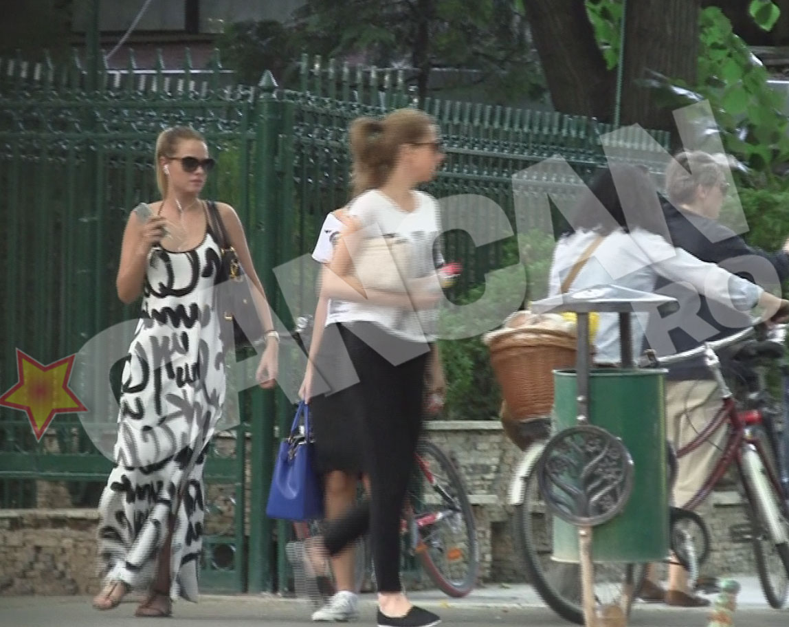 Fetele artistului parasesc restaurantul