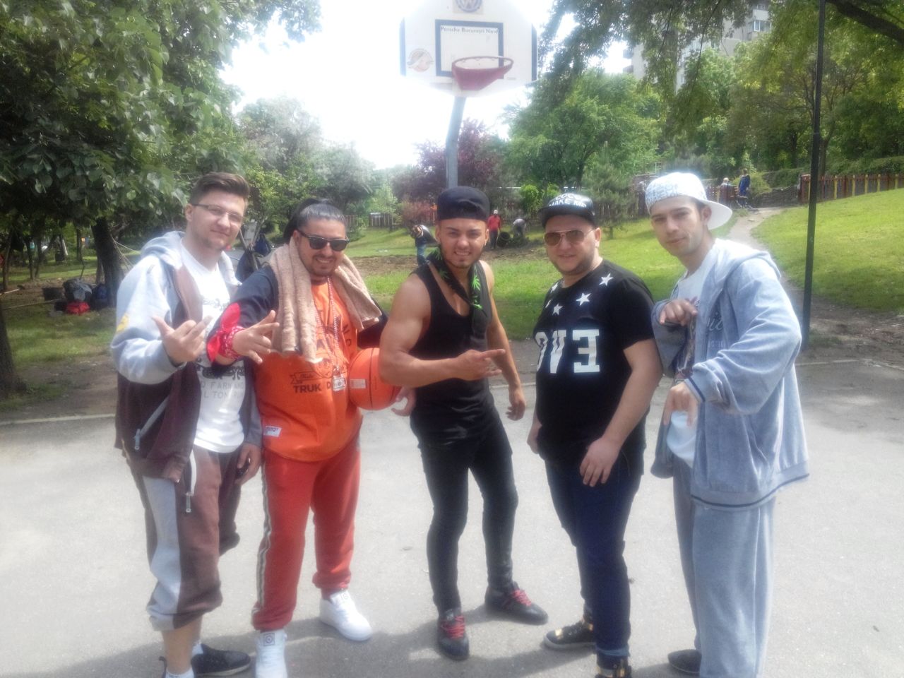 Artistul a ramas fara telefon si cateva obiecte vestimentare