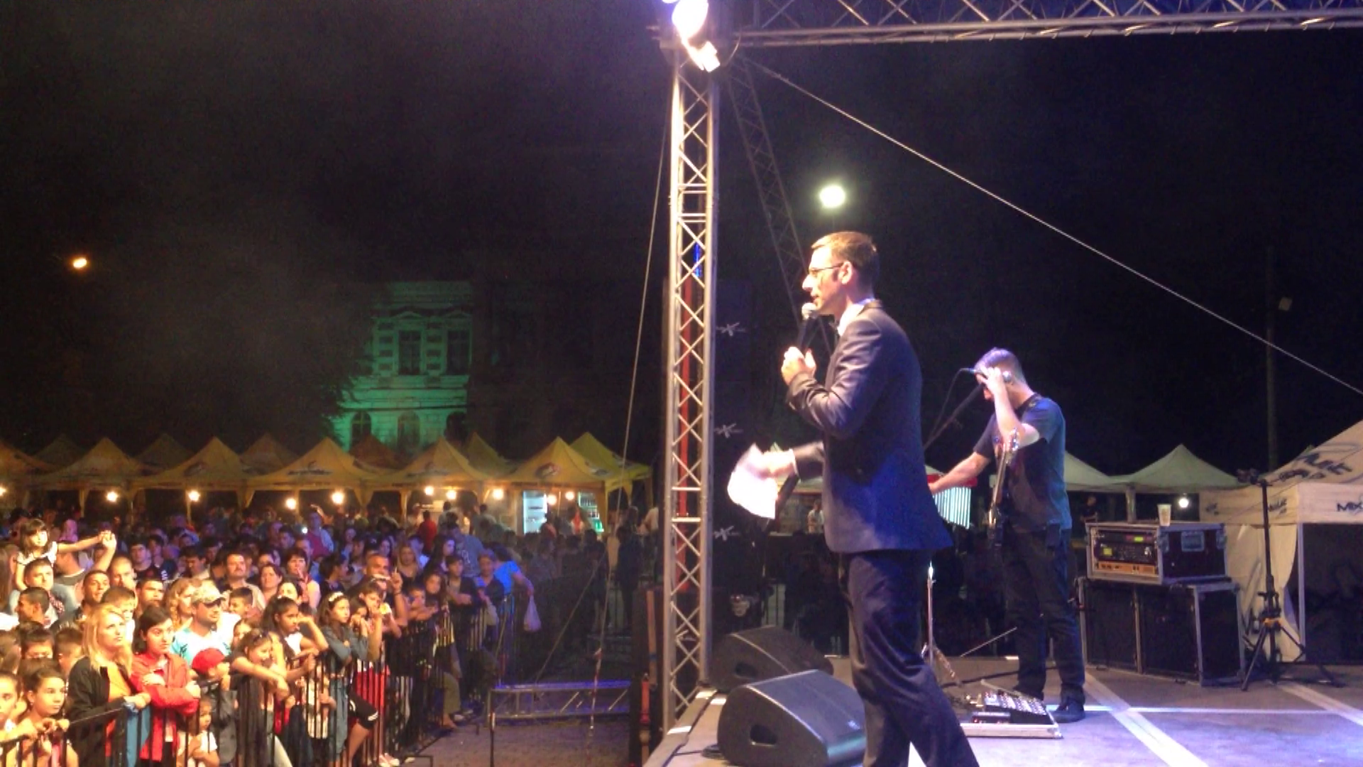 Radu Tudor a initial o rugaciune colectiva pentru Cotabita la Calarasi, la Festivalul Flori de Mai