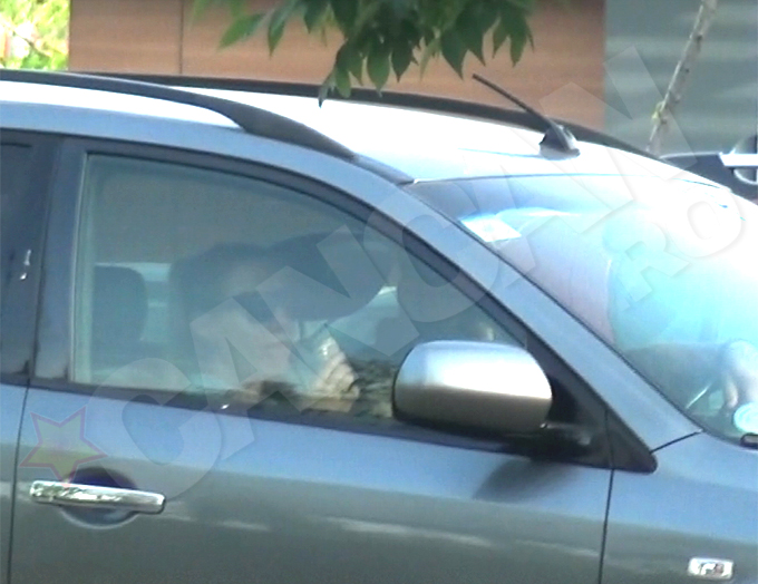 Noua iubita a luptatorului a lins gratios o inghetata, sub privirile pofticioase ale barbatului