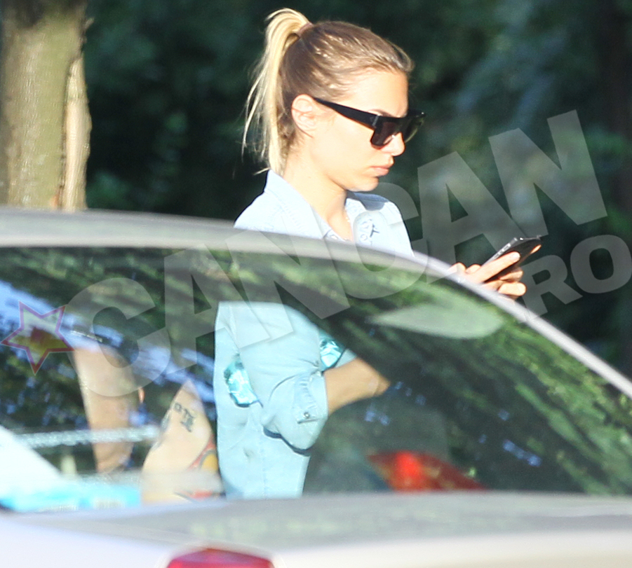 Tanara s-a jucat incontinuu la telefon