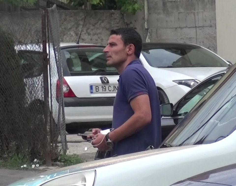 Trica se uita dezorientat dupa apropiatul sau