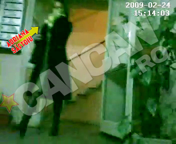 Cu o jucarie de plus in mana, Adriana Saftoiu iese din blocul in care se vedea cu Peter Imre