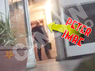 Peter Imre este primul care iese din apartament