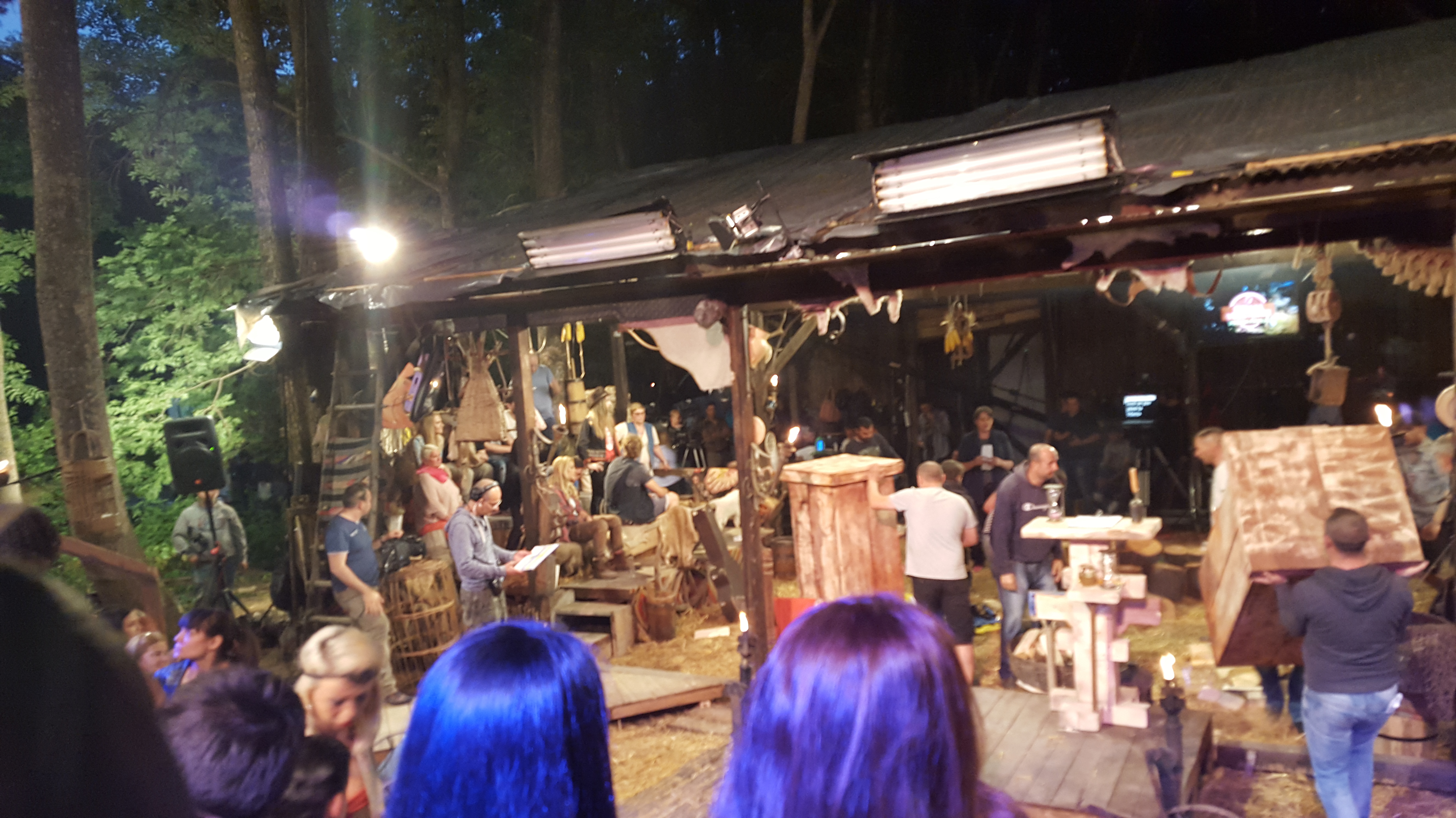 Zeci de oameni roboteau in pauzele de publicitate