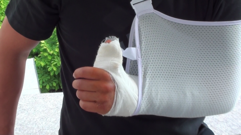 Augustin nu va putea sa-si miste mana timp de o luna