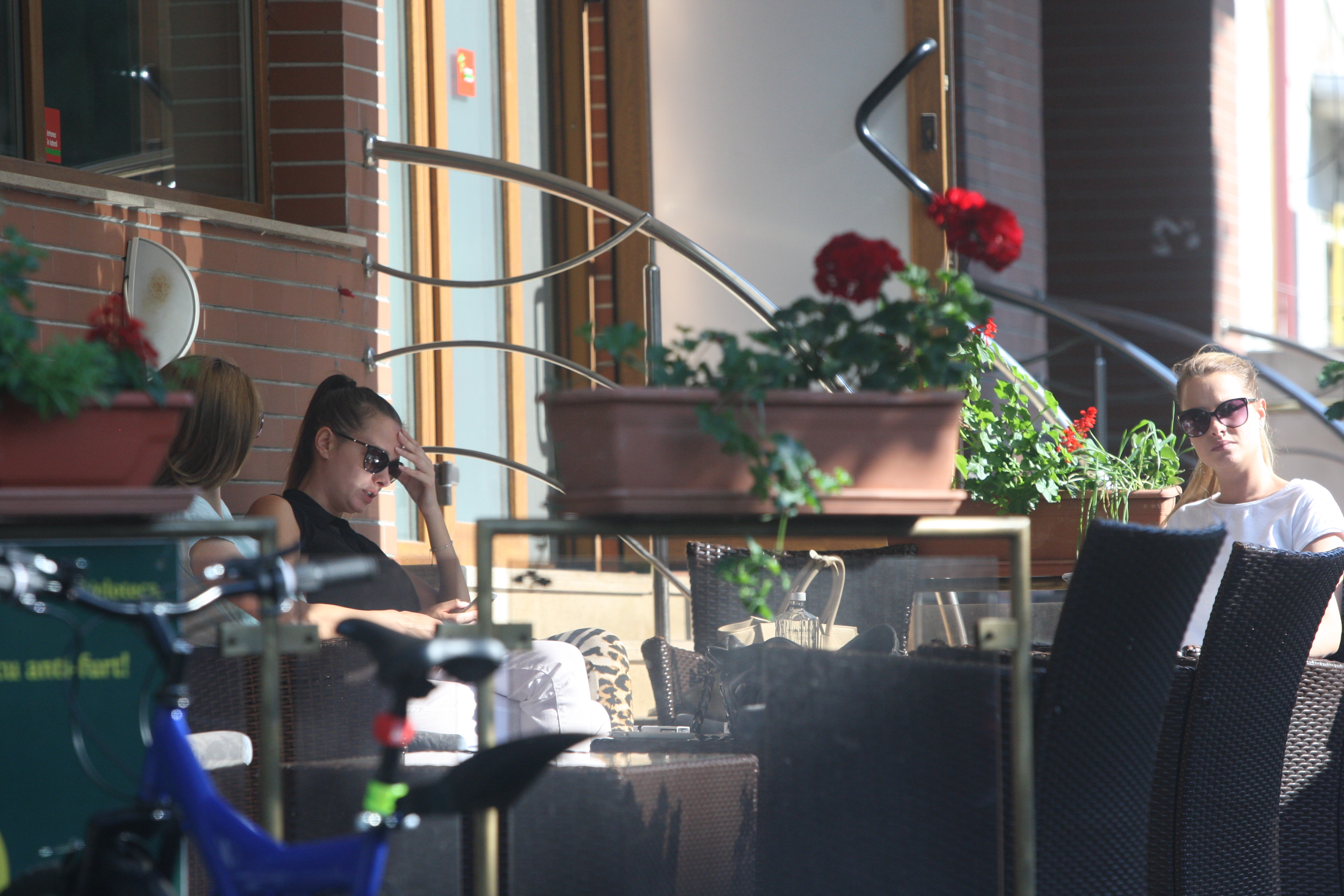 Fetele lui Gabriel Cotabita s-au relaxat la o terasa