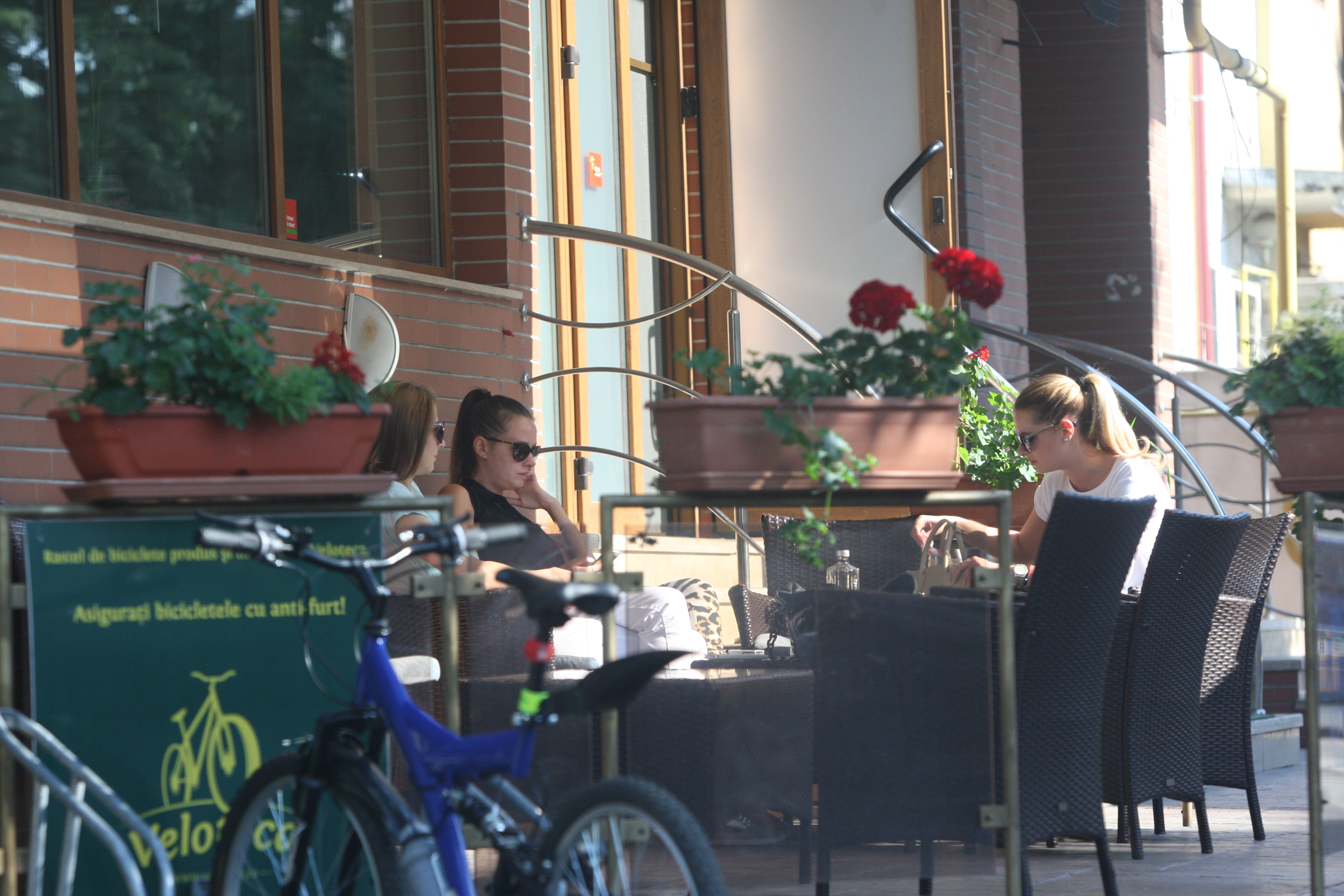 Fetele lui Gabriel Cotabita s-au relaxat la o terasa