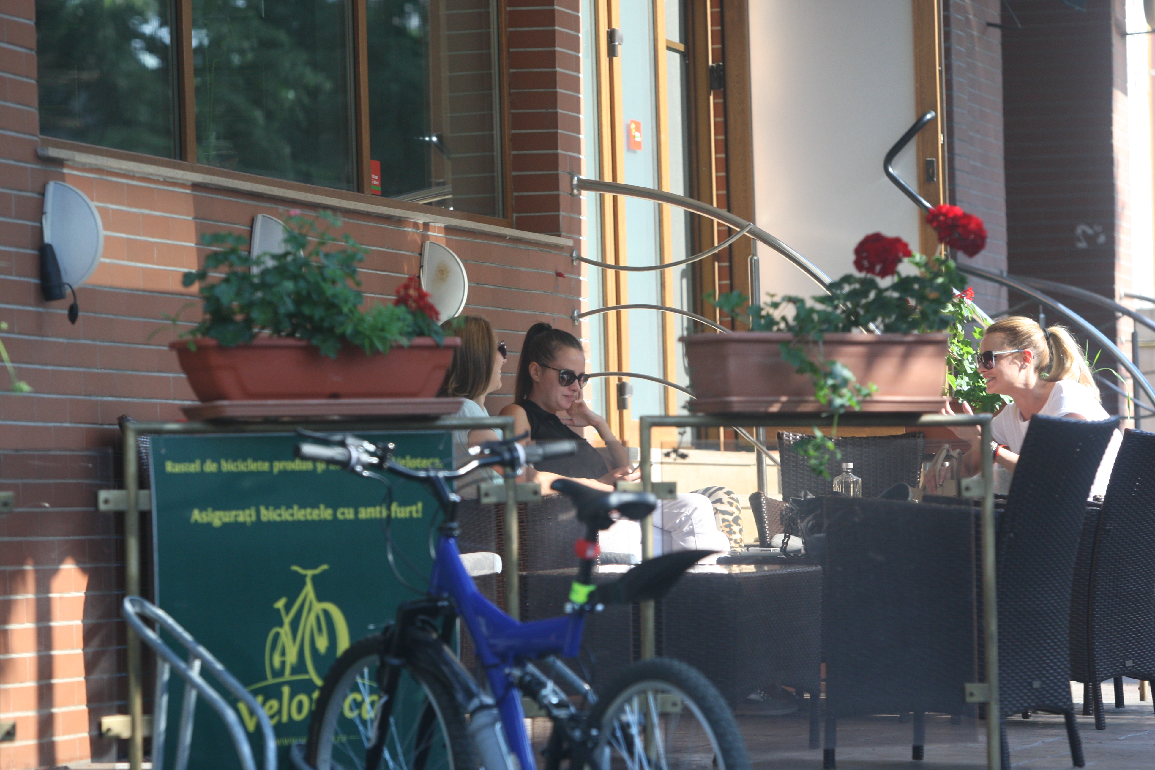 Fetele lui Gabriel Cotabita s-au relaxat la o terasa