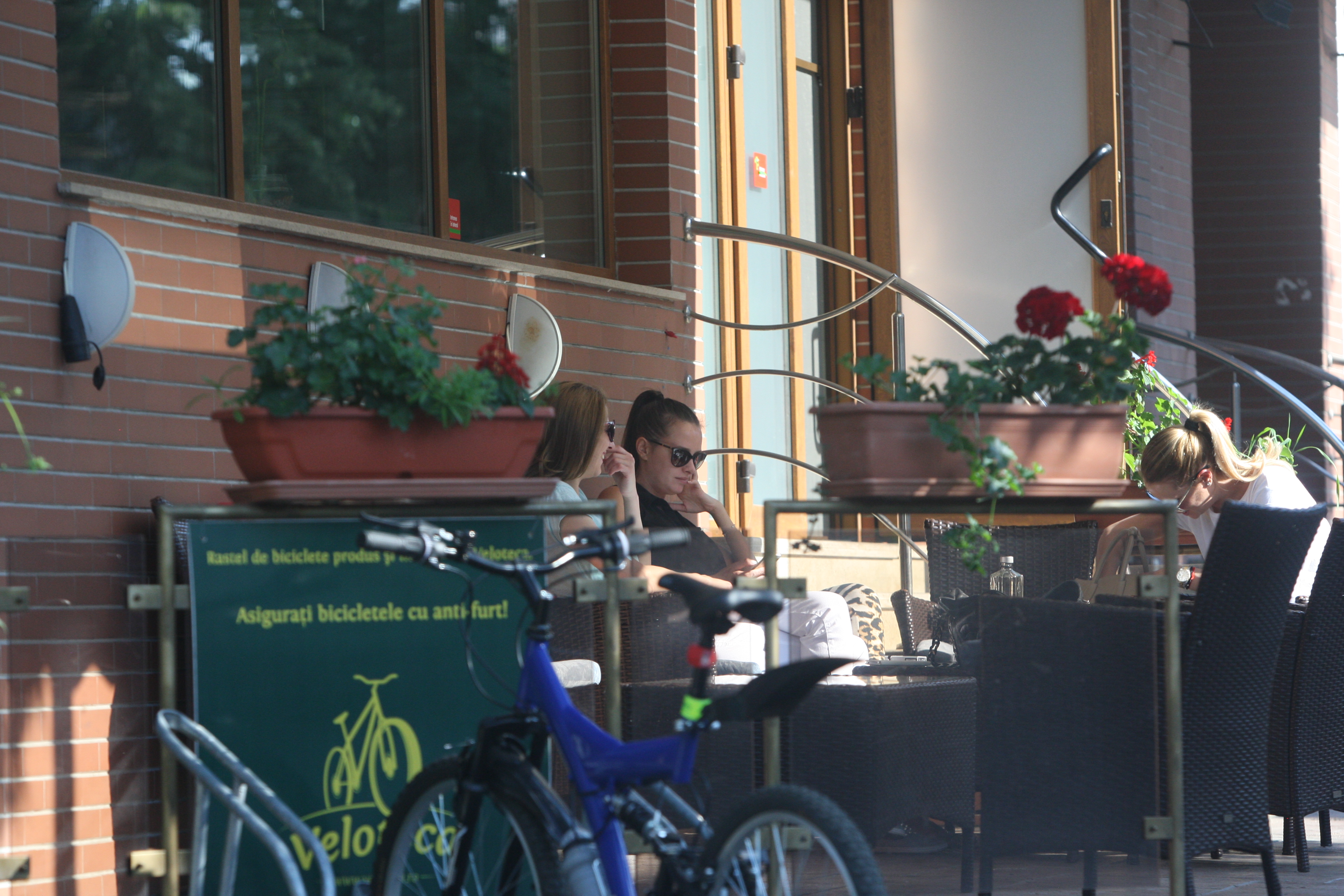 Fetele lui Gabriel Cotabita s-au relaxat la o terasa