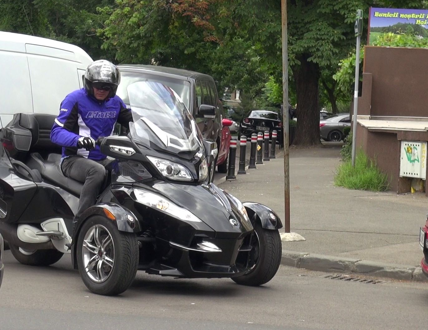 Alin Ionescu a iesit la plimbare prin oras