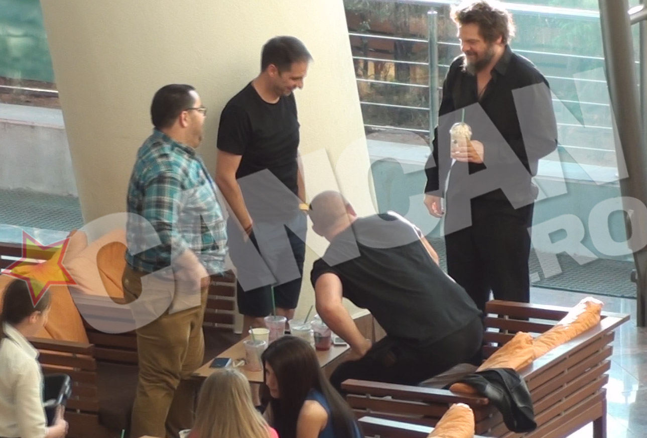 Actorul refuza sa se aseze langa cei trei