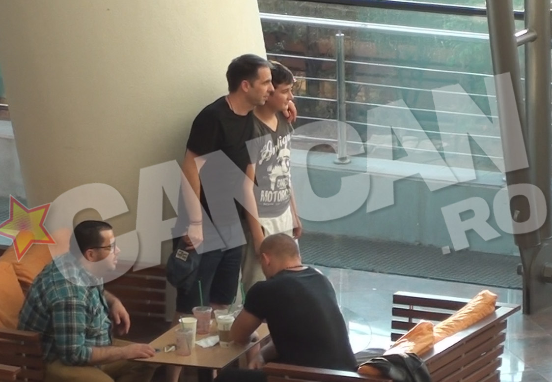 Dupa plecarea actorului, Dan Negru face poze cu fanii