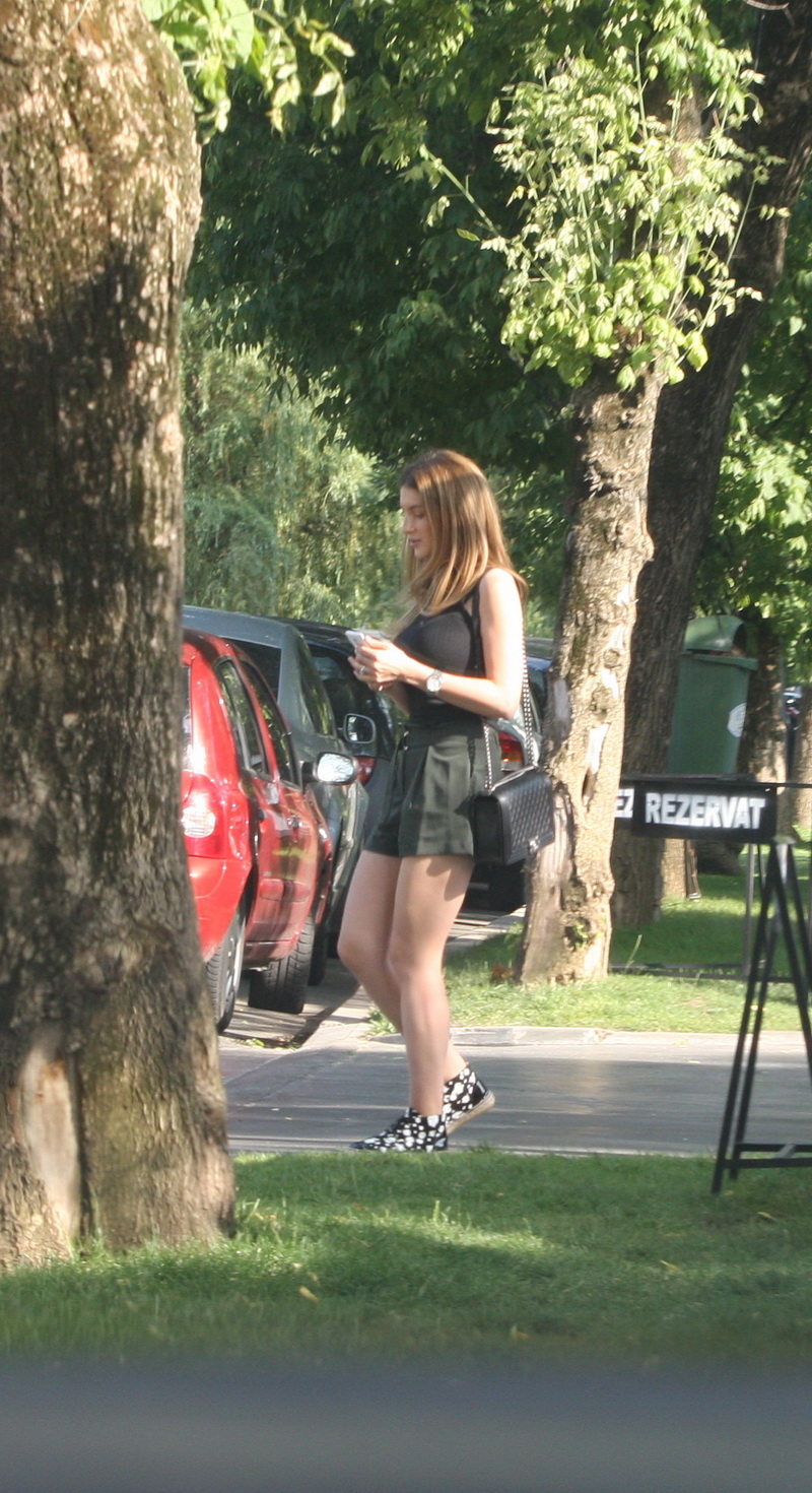 Sotia lui Chiriches s-a imbracat cu o fustita scurta