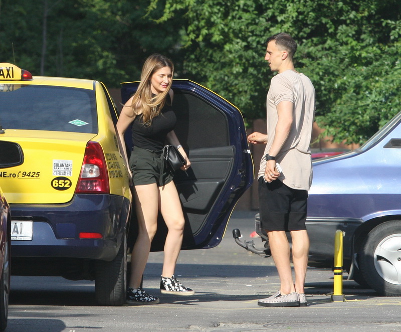 Vlad a coborat repede si a mers sa-i deschida portiera sotiei sale