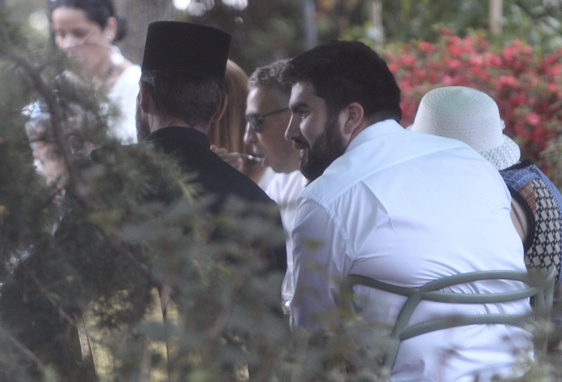 Un preot a venit sa sfinteasca bucatele oferite de pomana de Dan Petrescu pentru tatal sau