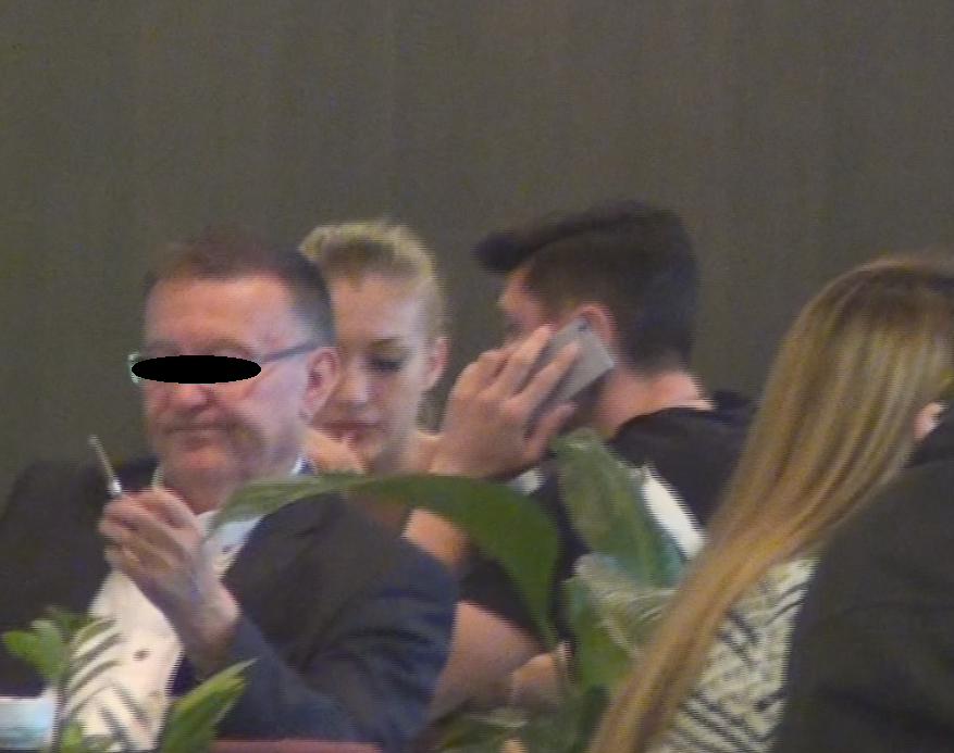 Ioana si-a condus iubitul la aeroport, unde s-au oprit sa bea o cafea