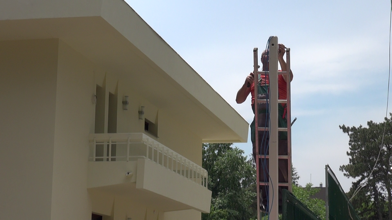 Un muncitor monta camerele de supraveghere