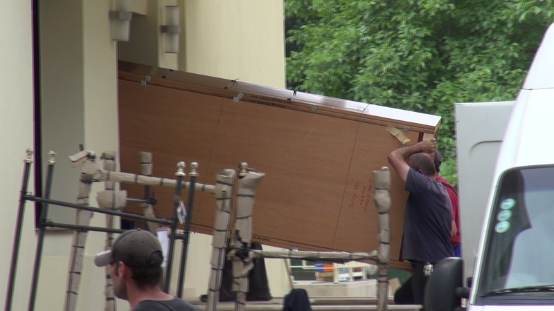 Muncitorii au adus si mobila comandata de fostul presedinte