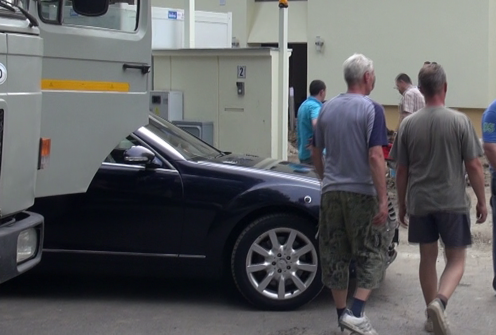 Masina lui Basescu a fost parcata in strada, in timp ce presedintele a intrat in casa