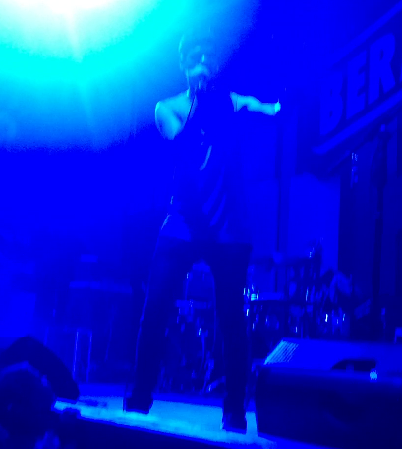 Chirila s-a incalzit si si-a dat jos sacoul