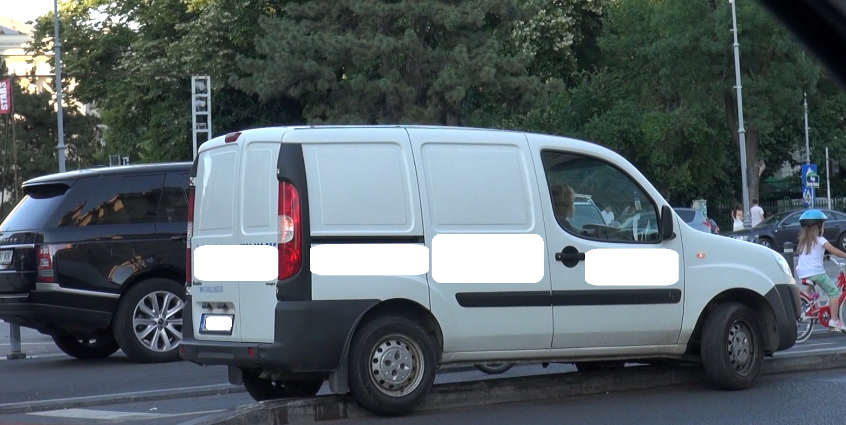 Barbatul a lasat masina pe pista