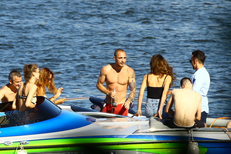 Draghia nu s-a despartit de sticla cu vin