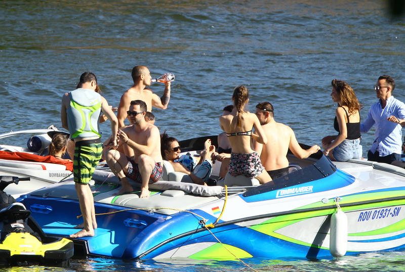 Draghia a baut cu pofta, direct din sticla