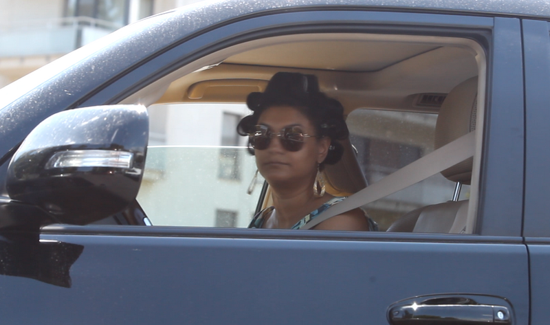 Femeia se intorcea de la coafor si avea dbigudiurile in cap