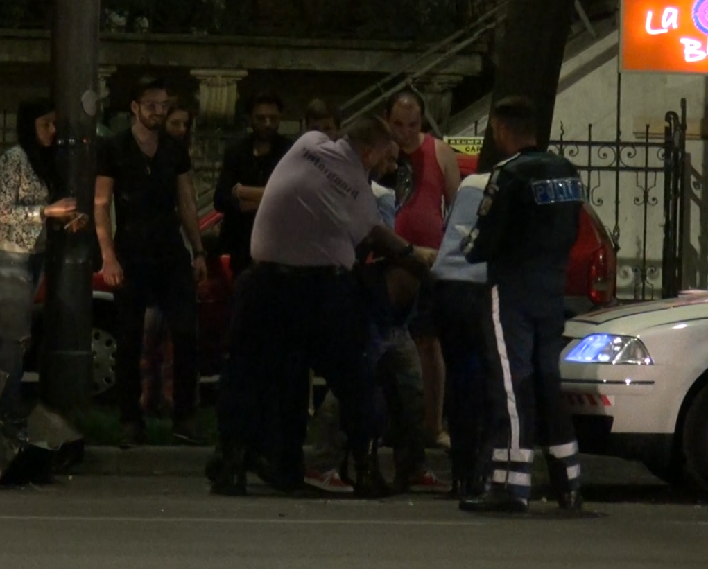 Politistii au incercat sa-l imobilizeze pe sofer, insa acesta a opus rezistenta